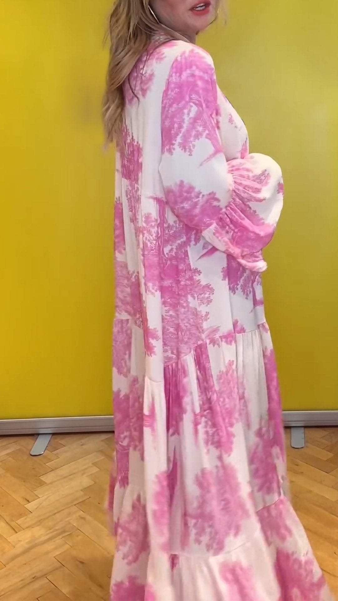 Sommerliches Maxikleid mit V-Ausschnitt und Waldmuster für Damen