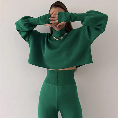 Damen-Outfit mit langärmeligem hochgeschlossenem Crop-Top und Hose